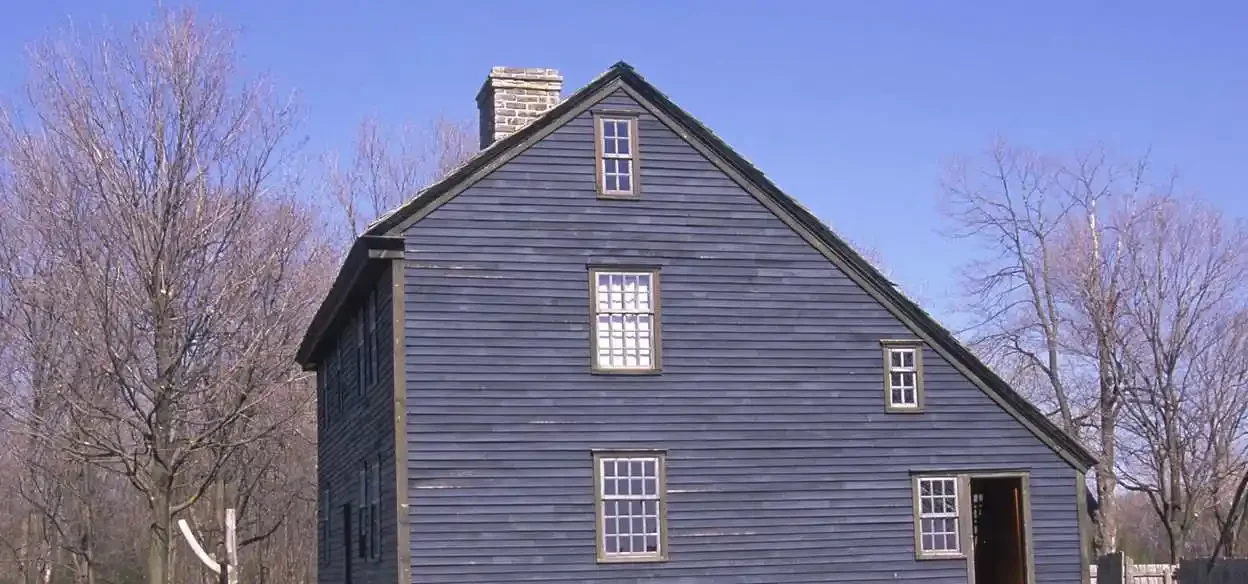types of rooftops: Saltbox Roof